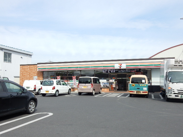 コンビニ　セブンイレブン芳明小前店（コンビニ）まで587m