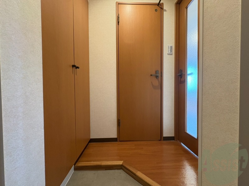 玄関　玄関の様子です。広い洋室にすぐ繋がっています。