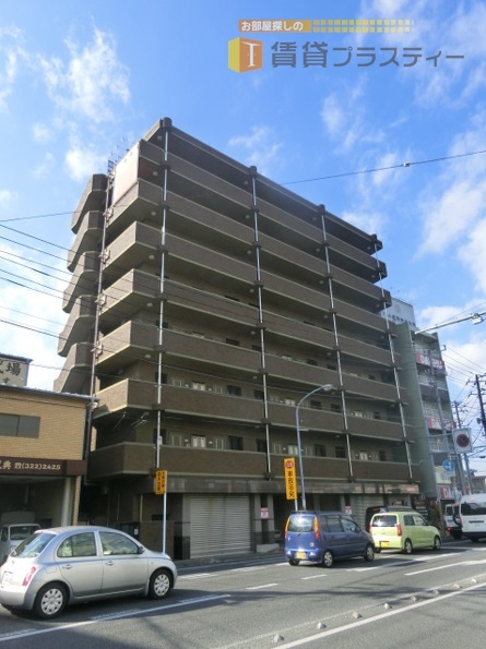 建物外観　外装がシックカラーで重厚感あります。駅からも大通り１本です。