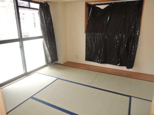 その他　板の間もありますので広く感じます