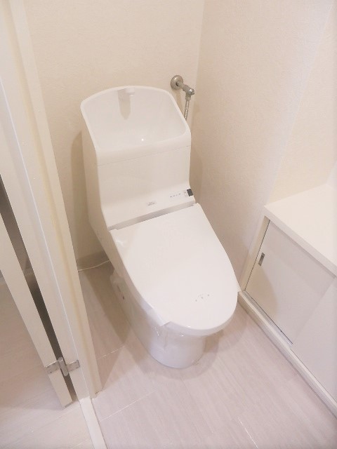トイレ　嬉しいウォシュレット付きのトイレ！便座温かいですよ♪