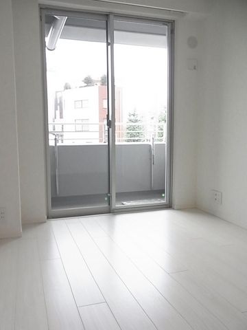 居室・リビング　白を基調とした清潔感のあるお部屋