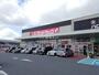 ドラックストア　サンドラッグ共立大前店（ドラッグストア）まで902m