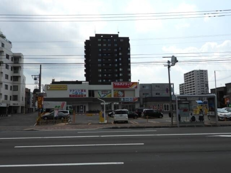 ドラックストア　ツルハドラッグ麻生店（ドラッグストア）まで397m