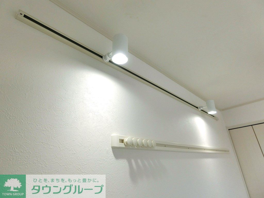 その他設備　スポット照明がオシャレです！壁掛けハンガーレール付き
