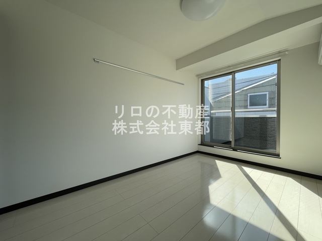 居室・リビング　同物件別部屋（反転間取り）の参考写真です。
