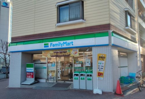 コンビニ　ファミリーマート 阪神岩屋駅前店（コンビニ）まで74m
