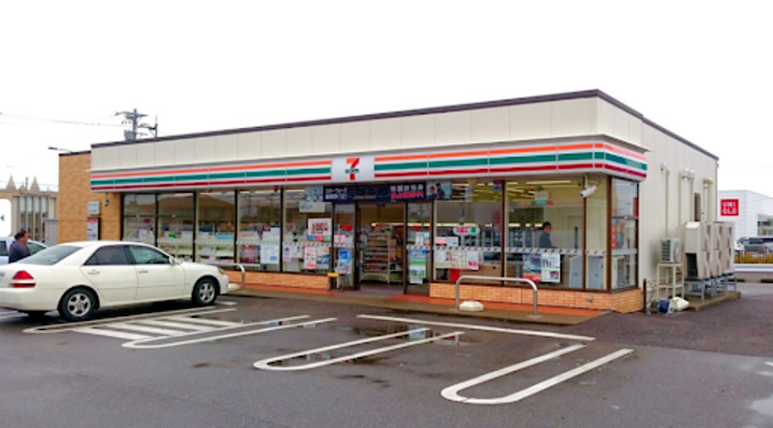 コンビニ　セブンイレブン野々市三日市店（コンビニ）まで378m