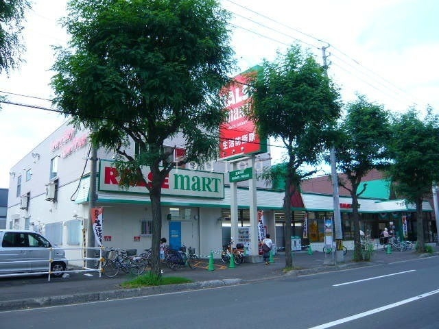 スーパー　ラルズマート16条店（スーパー）まで415m