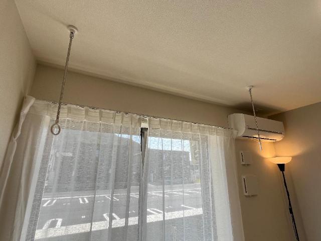 その他設備　室内物干し（カーテン等はイメージです）