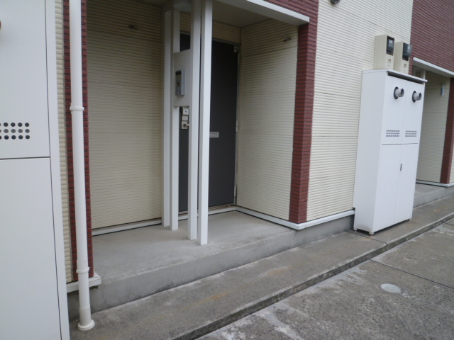 玄関　備品や設備仕様は号室等により異なります。現地をご確認下さい
