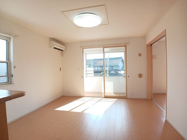 居室・リビング　こちらの居間で趣味の時間をお楽しみください