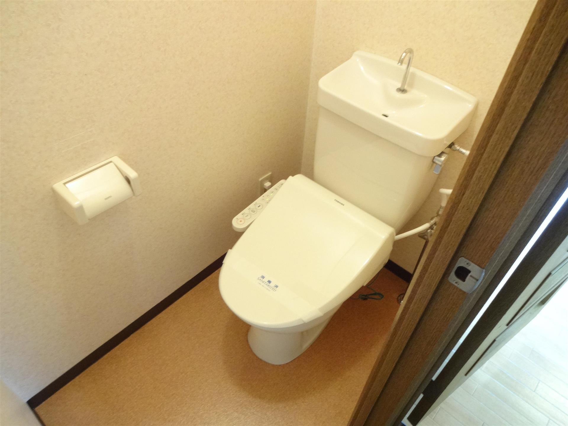 トイレ　便利な温水洗浄便座でキレイさっぱり