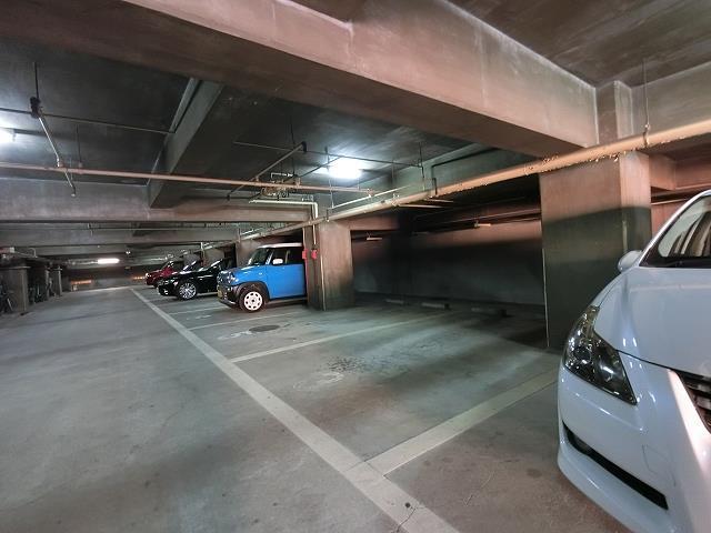 駐車場　地下駐車場入口　制限１．７ｍ