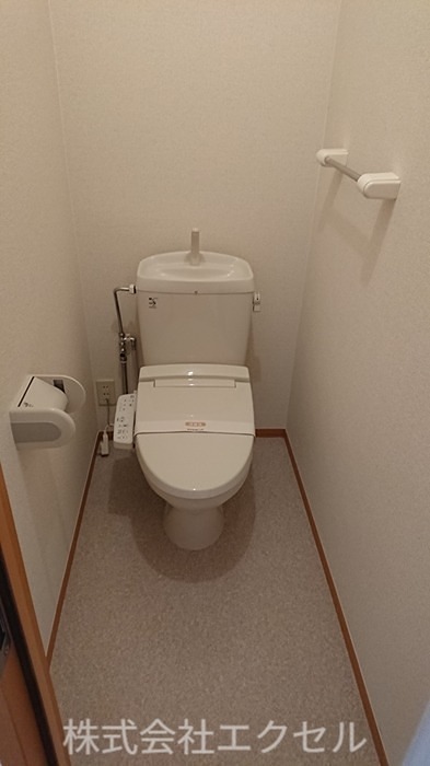 トイレ　温水洗浄便座です。