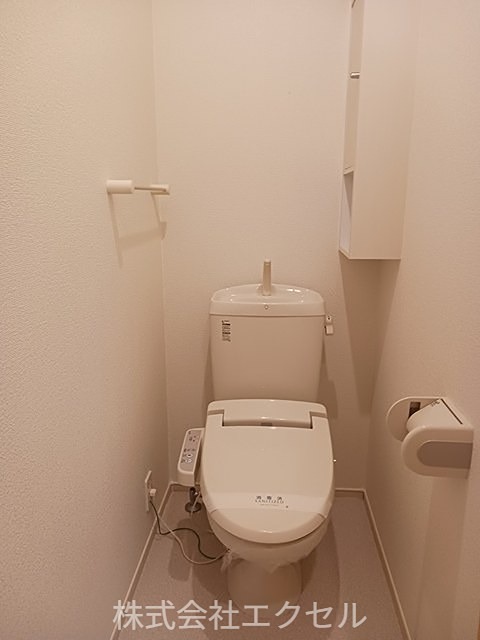 トイレ　温水洗浄便座です。