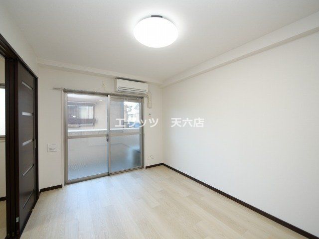 フロンティアテラス江坂の居間写真