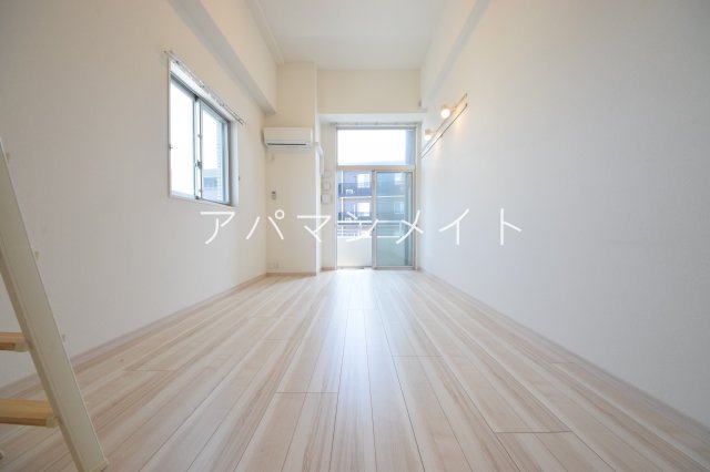 居室・リビング　天井が高ーいお部屋です