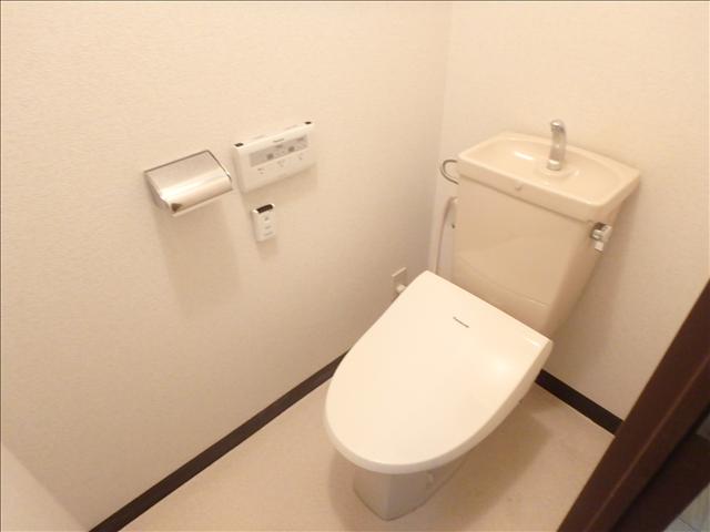 トイレ　温水洗浄便座付きのトイレ。