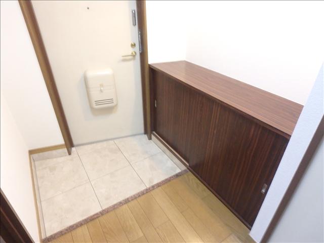 玄関　玄関には下駄箱があり、靴もすっきり収納。