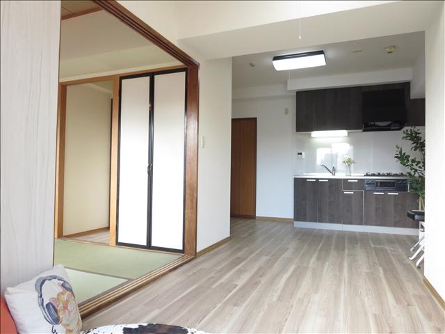 居室・リビング　ＬＤＫは床とアクセントクロスを新しくしました。