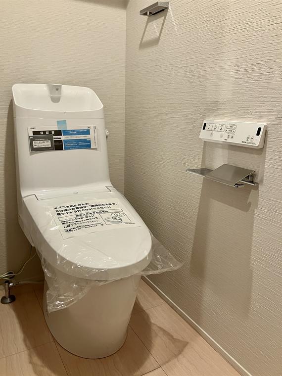 トイレ　温水洗浄便座。