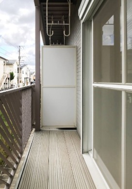 バルコニー　天気の良い日の洗濯物はこちらで