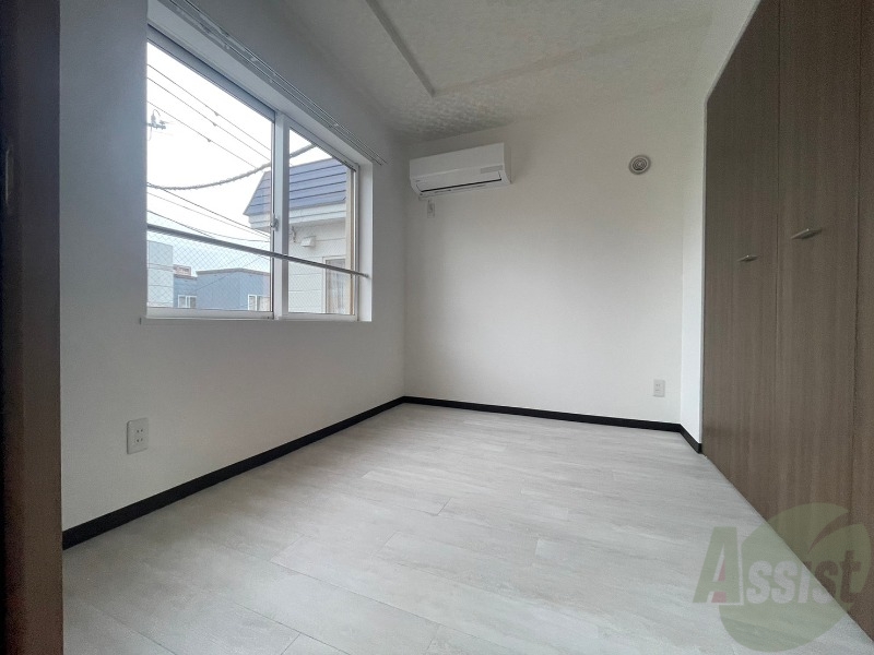 その他部屋・スペース　寝室はこちらです。光が差し込む、温かみのあるお部屋です。