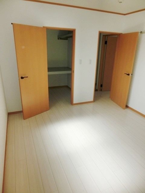 その他部屋・スペース　明るい光が差し込む居室です