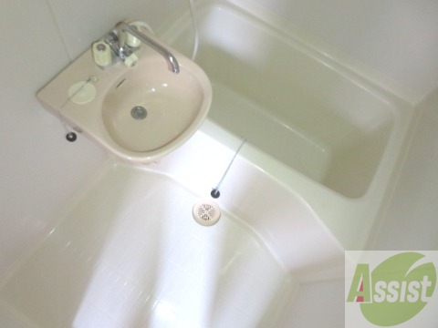 バス・シャワールーム　こちらの浴室で一日の疲れを癒しましょう。