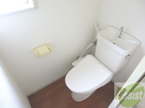 トイレ　トイレには嬉しいウォシュレット機能付きです。