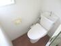 トイレ　トイレには嬉しいウォシュレット機能付きです。
