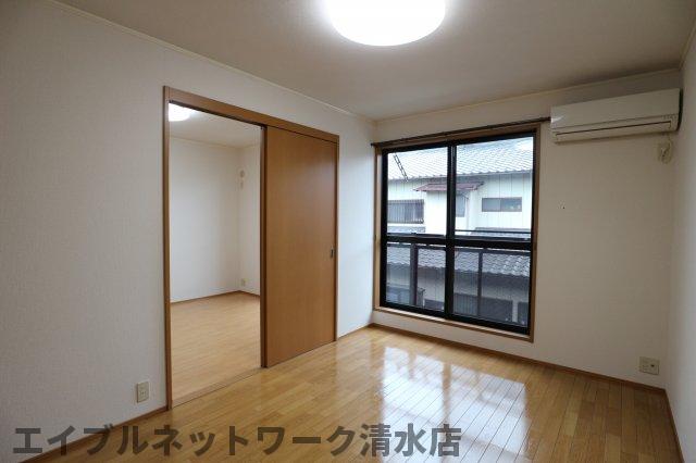 居室・リビング　こちらの居間で趣味の時間をお楽しみください