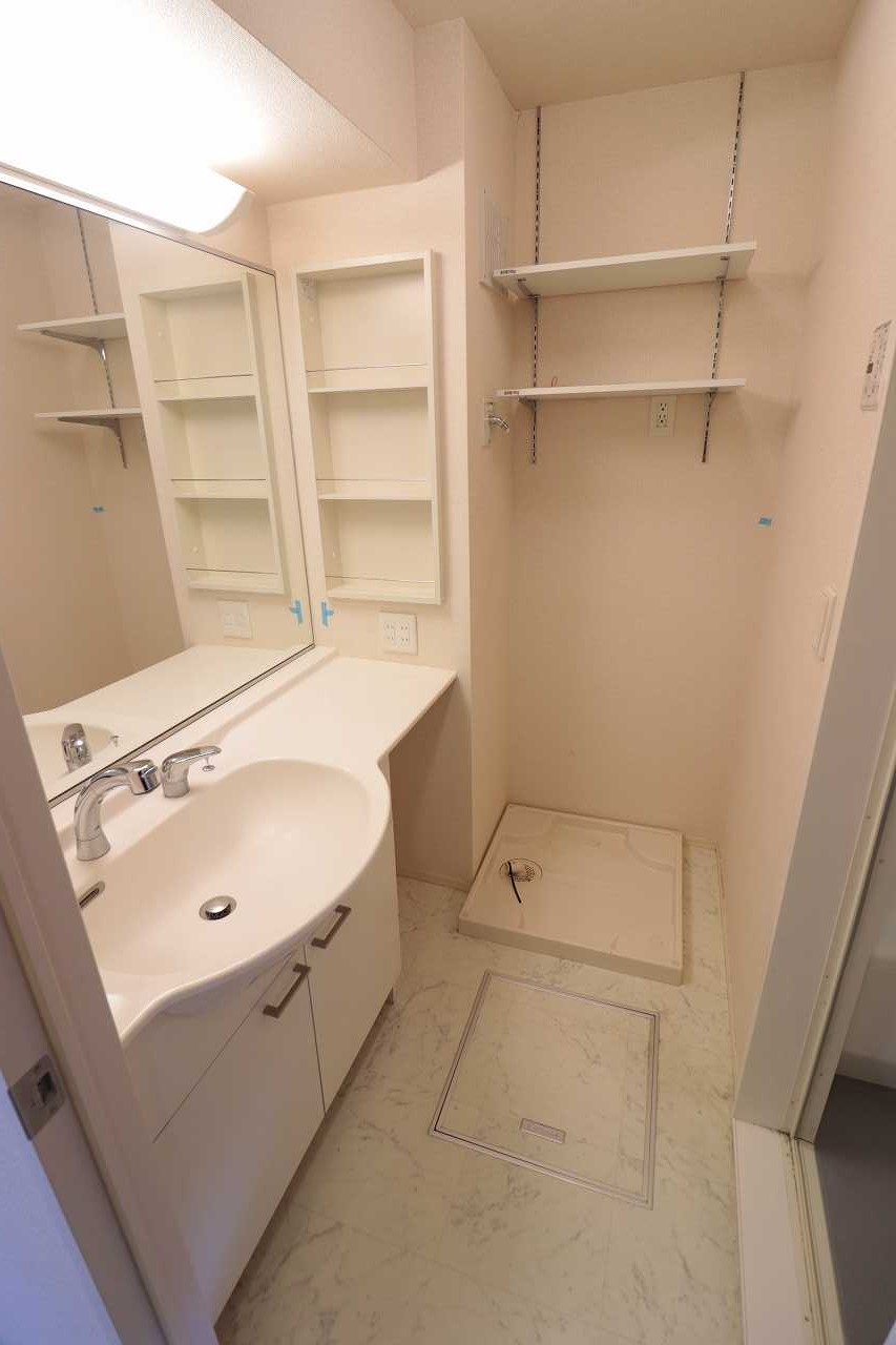 洗面設備　※同物件、別部屋の写真です。