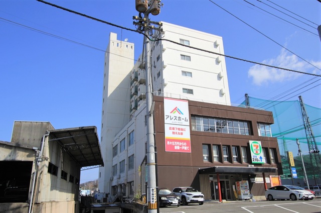 【松山市山越のマンションの建物外観】