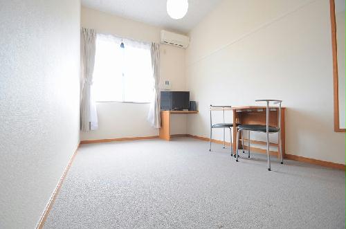 居室・リビング　天井の高いお部屋になります