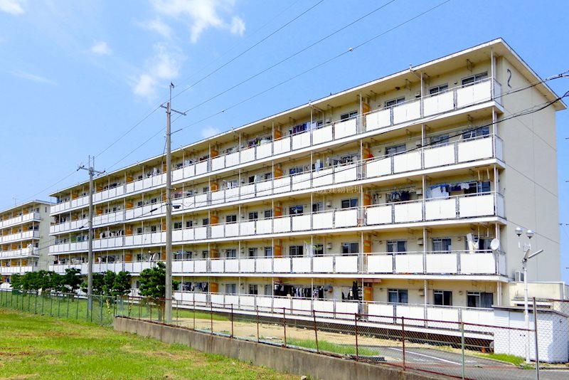 東近江市五個荘石塚町のマンションの建物外観