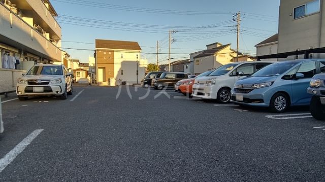 【三郷市泉のアパートの駐車場】