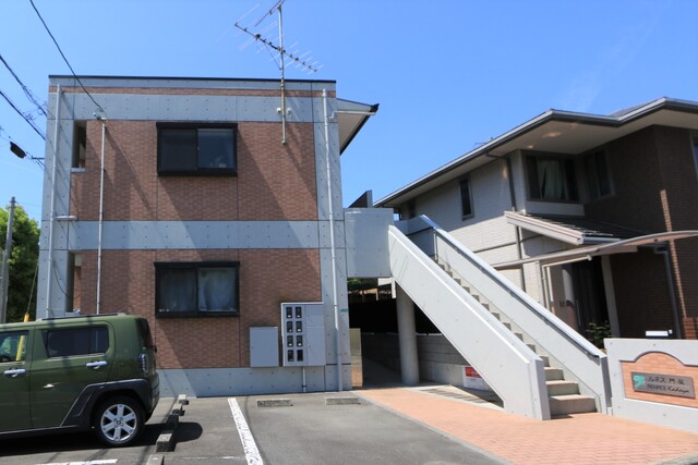 松山市正円寺のマンションの建物外観