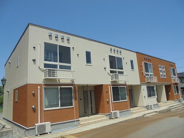 高岡市伏木矢田のアパートの建物外観