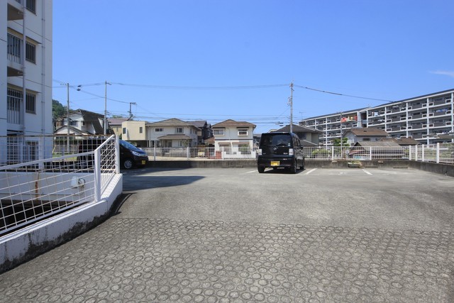 【松山市朝日ケ丘のマンションの駐車場】