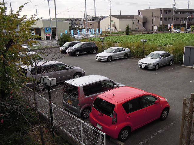 【ロイヤルハイツの駐車場】