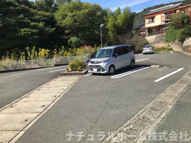 【田原市田原町のアパートの駐車場】