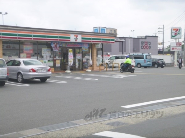 【京都市伏見区石田大受町のアパートのコンビニ】