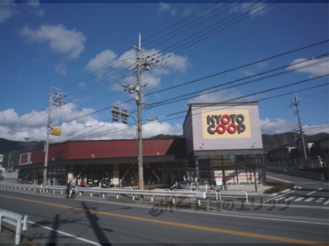 【京都市伏見区石田大受町のアパートのスーパー】