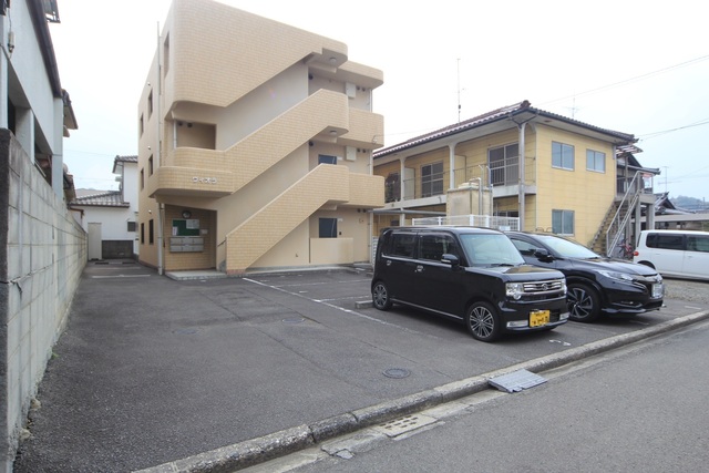 【松山市別府町のマンションの駐車場】