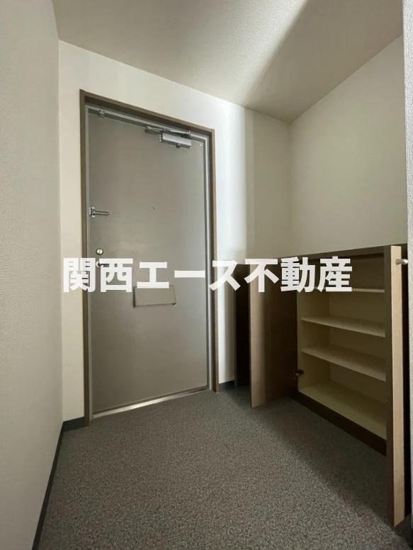 【河内長野市大矢船西町のマンションの玄関】