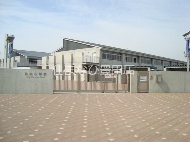 小学校　東郷町立兵庫小学校（小学校）まで707m