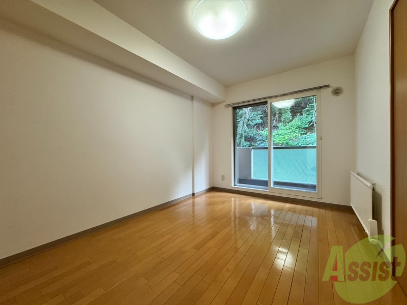 その他部屋・スペース　寝室はこちらです。光が差し込む、温かみのあるお部屋です。