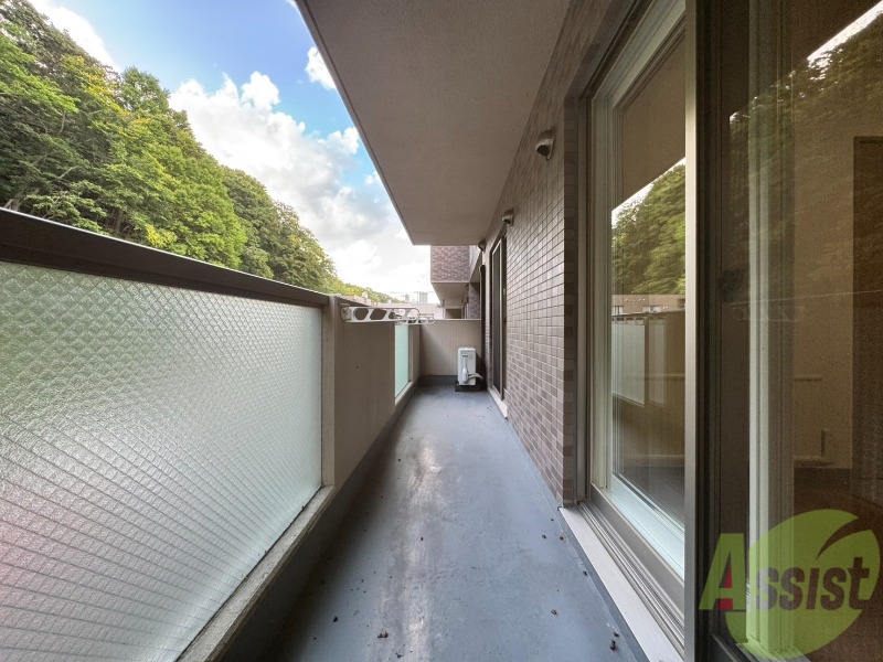 バルコニー　バルコニーは幅があり、広い印象を受けました。